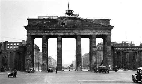 Nach napoleons niederlage kehrte viktoria mit ihrem siegeswagen nach berlin zurück und nahm ihren angestammten platz wieder ein. War-damaged Brandenburg Gate, 1948 - Archive Photo of the ...