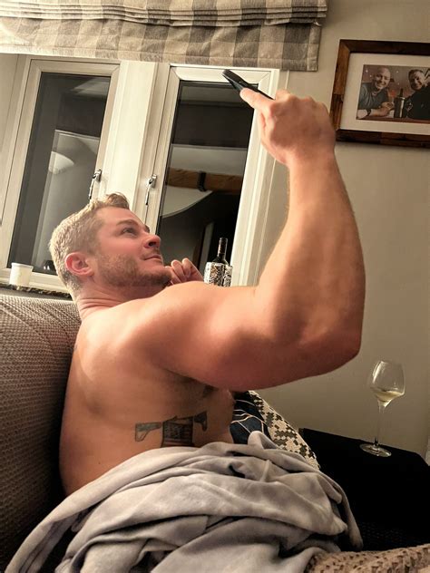 Tw Pornstars Austin Armacost Twitter When You Try To Take A Selfie