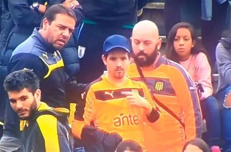 Mural de peñarol en el barrio de palermo. VIDEO: Peñarol bring wrong GK's shirt to match, have to ...