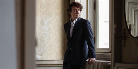 Zijn leven is sinds haar dood niet meer hetzelfde, zegt de lijsttrekker van groenlinks in een interview met. Jesse Klaver over lekker eten, zijn moeder en bruine ribjasjes