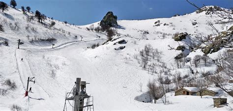 Les prix sont doux, le soleil est haut et la neige en qualité et en quantité en altitude. On ne le dit jamais assez mais on peut skier en Corse