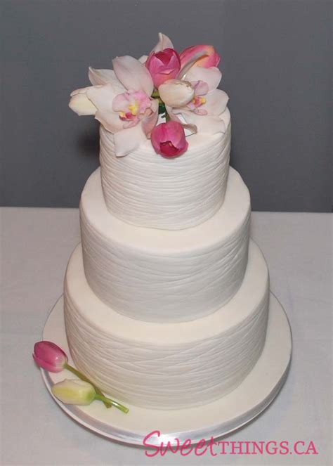 This collection of elegant wedding cakes contains so many ideas for a couple just beginning. SweetThings: Simple and Elegant Wedding Cake