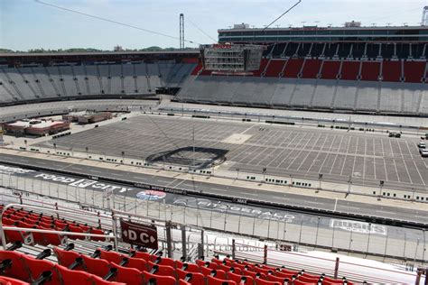 Before the race and formatting with both the cup series and nascar truck series running on dirt at bristol this weekend, the track is going to change quickly from the practice runs on friday to the cup series race on sunday. Seating Chart | Tickets | Bristol Motor Speedway