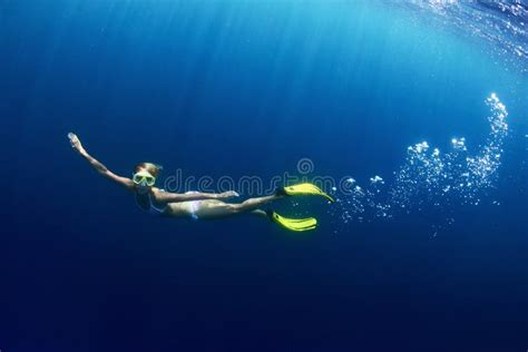 Mujer Delgada Desnuda Posando Bajo El Agua En Un Océano Azul Transparente Mujeres Jóvenes