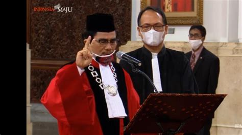 Jokowi Saksikan Pengucapan Sumpah Jabatan Manahan Sebagai Hakim