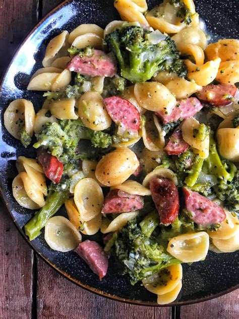One pot cheesy sausage pasta if you're not on the one pot meal train yet, hop right on, friend! One Pot Smoked Sausage Broccoli Pasta - The Skinnyish Dish