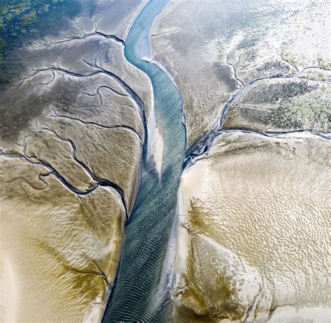Als wattenmeer bezeichnet man die bereiche der nordseeküste, welche bei normaler flut überschwemmt werden bzw. Wattenmeer: Schleswig-Holsteins Küste von oben betrachtet ...
