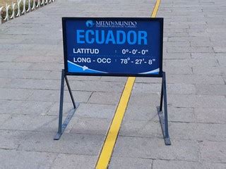 La línea del ecuador es el plano imaginario que divide la tierra en dos mitades (hemisferio norte y hemisferio sur). Caminando entre dos hemisferios... en la Línea del Ecuador