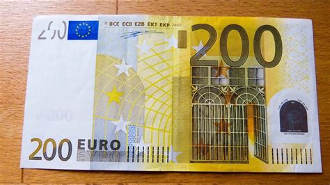 Banca Centrală Europeană Prezintă Noile Bancnote De 100 şi De 200 De