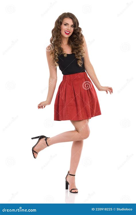 Glückliche Junge Frau In Braunen Minirock Und High Heels Steht Auf Einem Bein Stockbild Bild