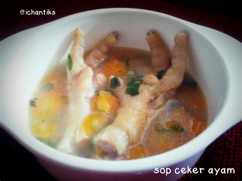Tempatkan di ketel besar yang tertutup dengan 2 seledri cincang seledri, 2 wortel cincang, 1 1/2 sendok teh garam. Resep MPASI: Sop Ceker Ayam (1y+) | Cerita Mami Kenzie Keana
