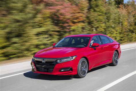 We drove a $31,000 honda accord and a $39,000 toyota camry to see which one is the better family car. 2020 Hyundai Sonata vs 2020 Honda Accord: Which one is a ...