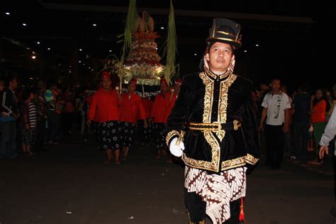 Dalam konteks malam 1 suro, seperti dicatat wahyana giri dalam sajen dan ritual orang jawa (2010), lingkungan keraton yogyakarta dan kasunanan surakarta sebenarnya memaknainya sebagai. Perayaan Satu Suro, Tradisi Malam Sakral Masyarakat Jawa ...