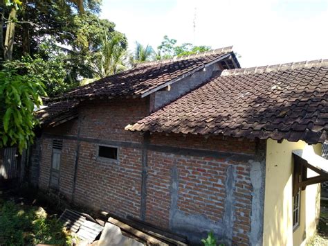 Dalam contoh di atas bisa kita lihat, langkah apa saja yang kita harus kerjakan untuk mengetahui luas atap rumah kita dan kebutuhan genteng, pertama tama kita harus mengukur lebar dan panjang bangunnanya, setelah kita. Trima Jasa Bungkar Atap Lama Kayu Ganti Baja Ringan Yang ...