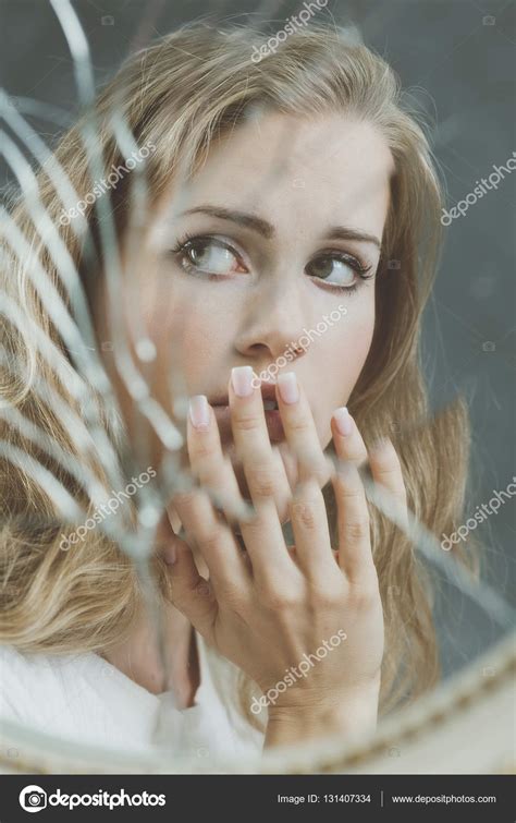 Reflejo Espejo De Mujer Triste Fotografía De Stock © Photographeeeu