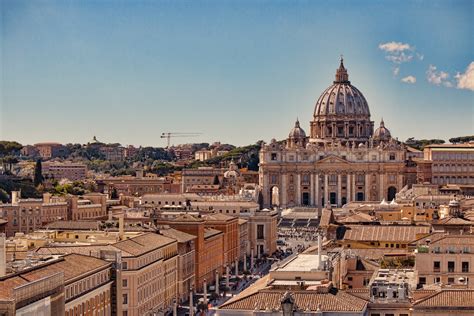 Der Eindrucksvolle Petersdom In Rom Urlaubsgurude