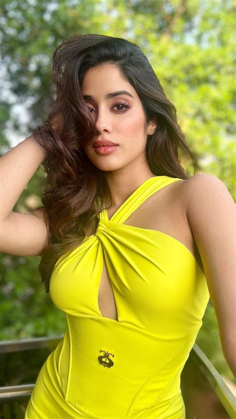 Janhvi Kapoor Flaunts Her Hot Hourglass Body In New Instagram Post Photos