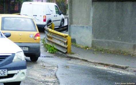 În pictură debutează mai întâi cu subiecte modeste, naturi moarte sau portrete, dar adevărata vocație a sa fiind ceea de peisagist, fiind descoperit de grigorescu cu prilejul. Strada Pictor Andreescu închisă din nou | Radio România Reșița