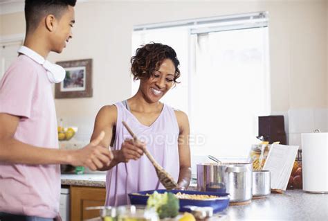 Mutter Und Teenager Sohn Kochen In Küche — Helfen Halten Stock Photo