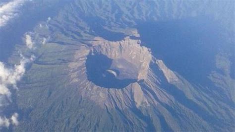 Eruption Of Indonesian Volcano Mt Raung Grounded 13 Jetstar Flights To And From Bali Including