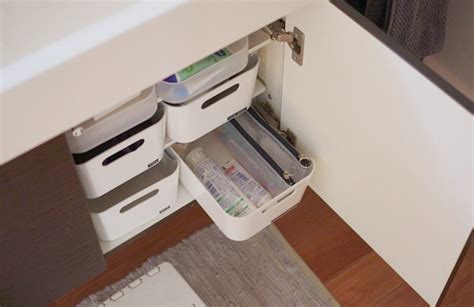 ワイヤーコンロラック ・ガラスボトルツイストキャップ150ml ６角 ・食器洗剤ボトル ・水キレのいいキッチンスポンジ ・メッシュたわし. モノに振り回されないストック管理と収納場所について | nunocoto