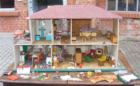 #kratz also ab wannn die kinder überhaupt interesse daran haben mit kleinen figuren familienleben nach zu spielen? Mega- PUPPENHAUS um 1965 MÖBEL Terasse Wendeltreppe ua | eBay