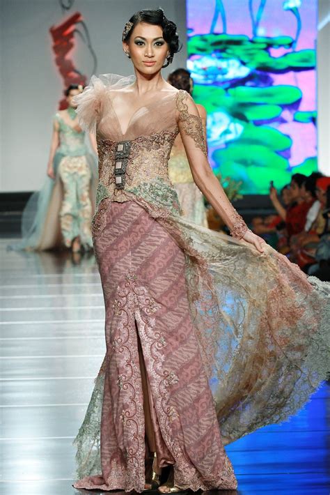 Contoh model baju kebaya batik modern terbaru untuk wanita dengan kombinasi menarik, elegan dan modis untuk pesta, wisuda dan pernikahan. 60+ Model Kebaya Brokat Modern Modifikasi Terbaru 2020