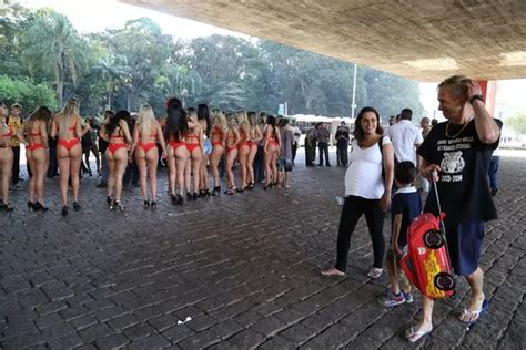 de biquíni candidatas ao miss bumbum pedem votos nas ruas de sp folha do progresso portal