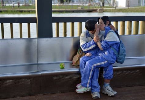 中国の中学生カップルの大胆なキス写真が日本のネット上で話題に！？中国ネット「ほんの一部の生徒だよ」「今では小学生もやってる」