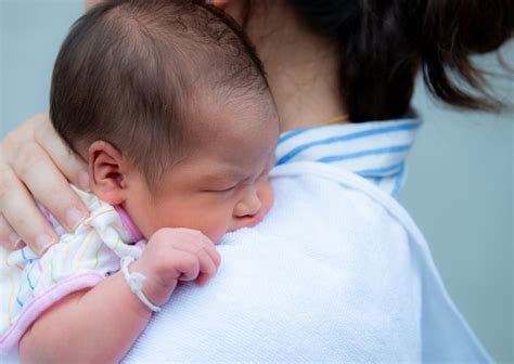 Kenapa Selesai Menyusu Bayi Harus Disendawakan