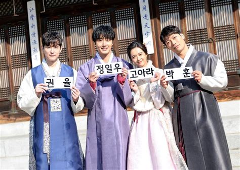 The costume was the punishment they have. 2019 2 3 Jung Il-woo and cast at photo shoot for Running ...