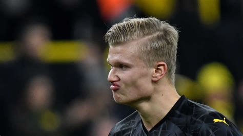Born 21 july 2000) is a norwegian professional footballer who plays as a striker for bundesliga club borussia dortmund and the norway national team. Erling Haaland (BVB): Das wohl peinlichste Interview des ...