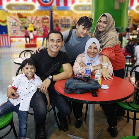 Tidak lama sahaja lagi pasangan pelakon fasha sandha dan aidil aziz bakal mendirikan rumah tangga. Fasha Sandha Akui Sudah Bertemu Keluarga Aidil Aziz ...