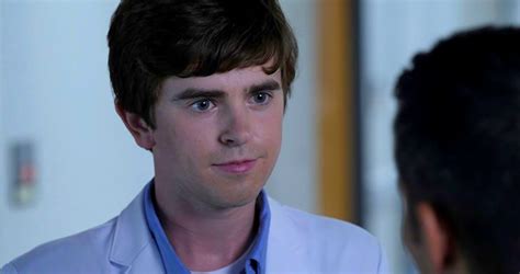 Members of the hospital's surgical team are initially impressed with a charming young doctor, but his true character puts one of them in an awkward position at work. The Good Doctor regressa para uma segunda temporada ...