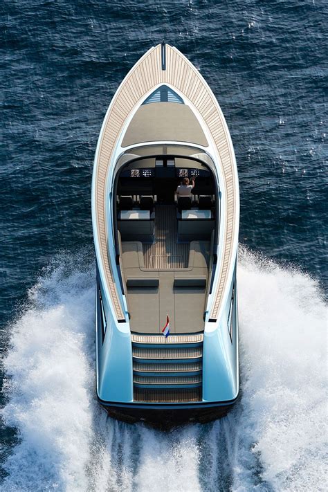 The interior of this wajer 55 s is a tribute to that.» The Wajer 55 has simple, elegant lines like its smaller ...
