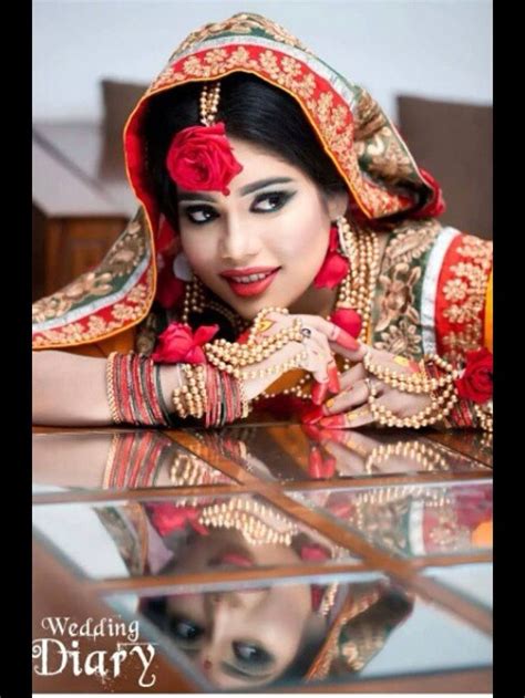 love the way the mendhi floral jewelry looks on this beautiful bride indian wedding bride