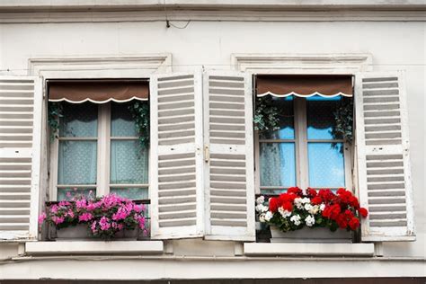 Ventanas De París Con Flores En La Calle Montmartre Foto Premium