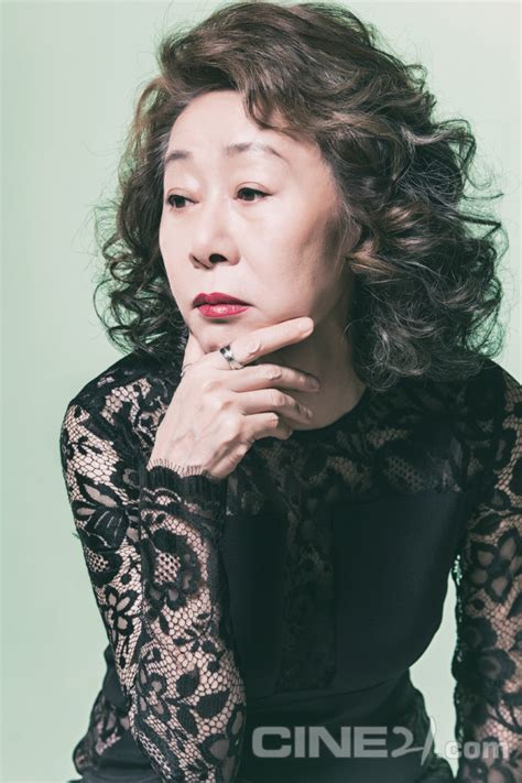 윤여정, 오스카 여우조연상 예측 투표서 1위. 커버스타 "내 나이, 뭘 하든 간에 나싱 투 루즈" - 윤여정