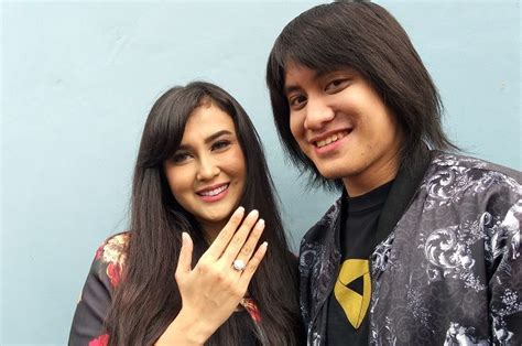 Kendati demikian, kevin dan vicy tetap berusaha melangsungkan akad nikah tahun ini dan mengundang maksimal 30 orang dari. Usai Lamar Vicy Melanie di Korea, Kevin Aprilio Berencana ...