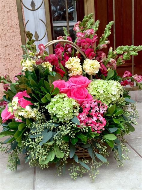 Amplia gama de arreglos con flores, rosas, globos, chocolates, peluches y otros detalles y regalos. Canasta de flores. Rosas. Hortensias. Perritos. Semillado ...