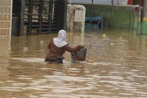Sedangkan posisi kota sampang lebih. Kerap Dilanda Banjir, Sampang Alami Kerugian Rp 8 Miliar