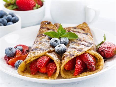 Roulé de crêpes aux fruits rouges sans gluten