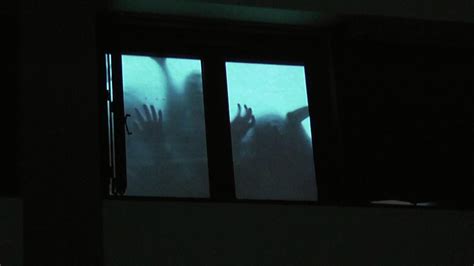 Des ombres effrayantes sur les fenêtres pour Halloween - YouTube
