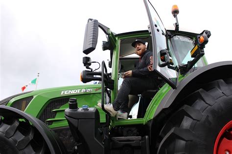 Phil Roy En Tracteur Au Bal Des Finissants Beauce Média Et Lhebdo