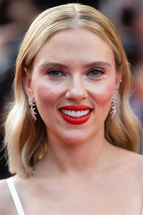 scarlett johansson has a genius hack for lifted lashes glamour uk