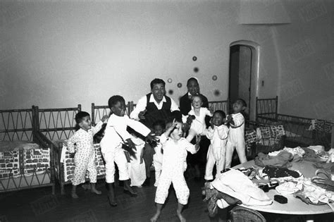 The official josephine baker page twitter: En 1959, Joséphine Baker adopte le "bébé des poubelles ...