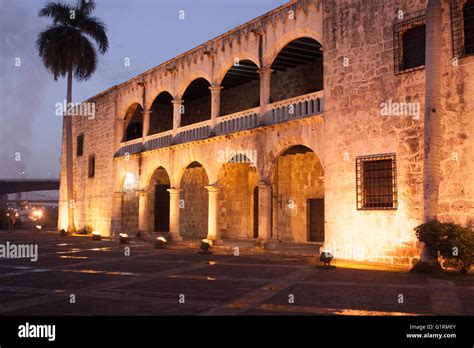 Luces En La Noche En El Alcázar De Colón En La Zona Colonial Santo Domingo República