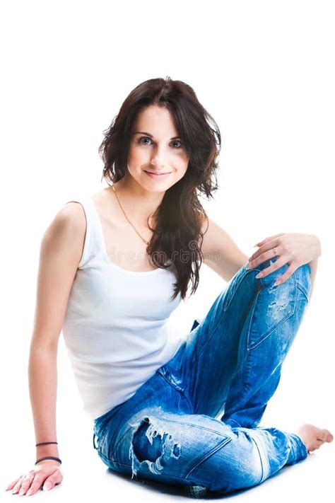 Hübsche Frau In Der Blue Jeans Die Auf Weißem Fußboden Sitzt Stockbild Bild Von Lang