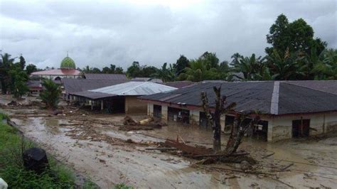 Banjir bandang tersebut disebabkan jebolnya tanggul di lokasi. Banjir Bandang Terjang Luwu Utara, Delapan Mayat Ditemukan ...