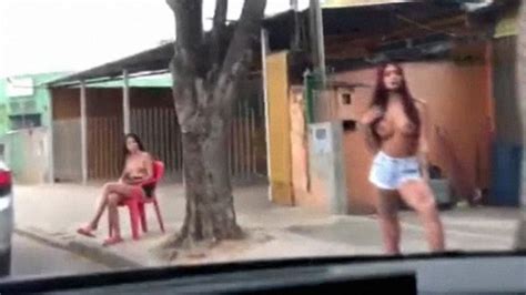 ブラジルの売春宿通りオッパイ丸出しで客引きする売春婦たち カルマニマカルマニア